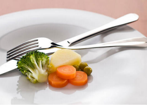 عدم تناول وجبة العشاء؟ الصوم مساءً من الممكن أن يؤدي إلى حرق الدهون.