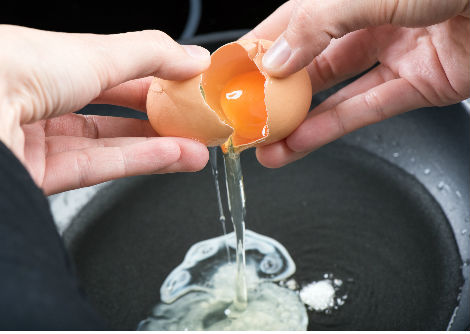 لماذا يتغيّر الجزء الشفاف من البيضة للون الأبيض عند قليه؟