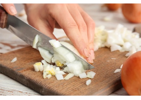 كيف تتجنب البكاء أثناء تقطيع البصل، وفقًا للفيزياء