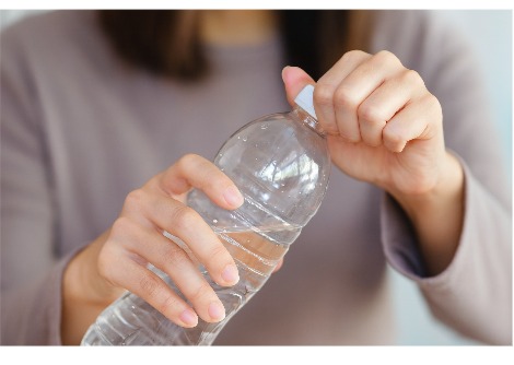 تحذير من دراسة: مياه الشرب المعبأة ليست آمنة كما تظن